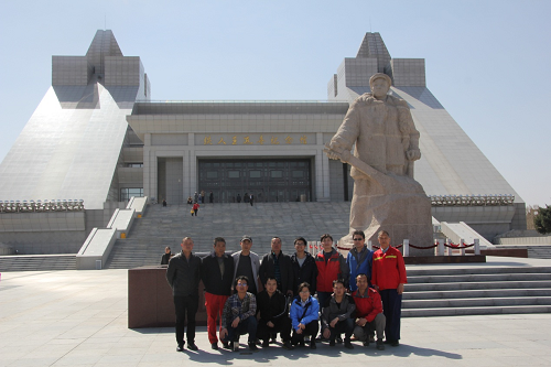 图1 参观人员在纪念馆前合影