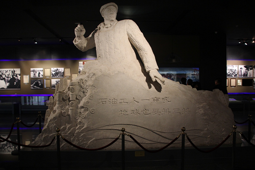 图4 震耳欲聋的石油精神 图4 震耳欲聋的石油精神